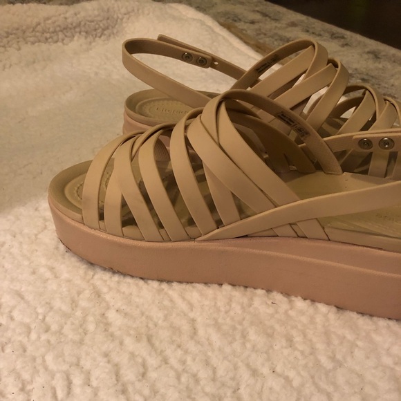 Crocs Women Brooklyn Strappy Low Wedge Bone Sandals Size 9 - Picture 2 of 13